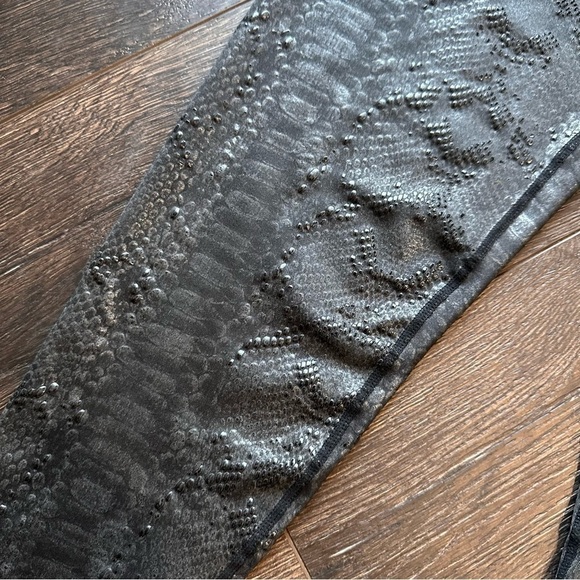 Pink Soda Sport leggings size large black snake skin - Picture 3 of 7
